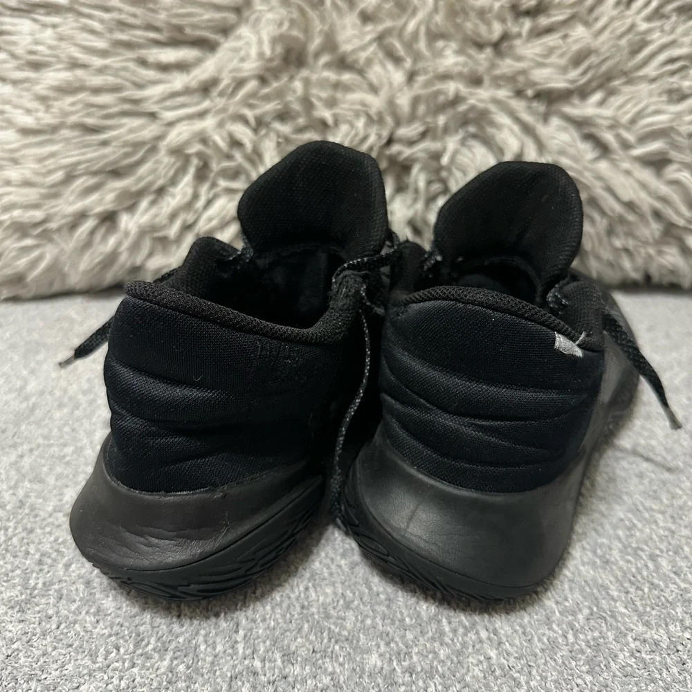 Nike Kyrie Black Basketball Shoes – Big kids 5.5 / Women’s 7